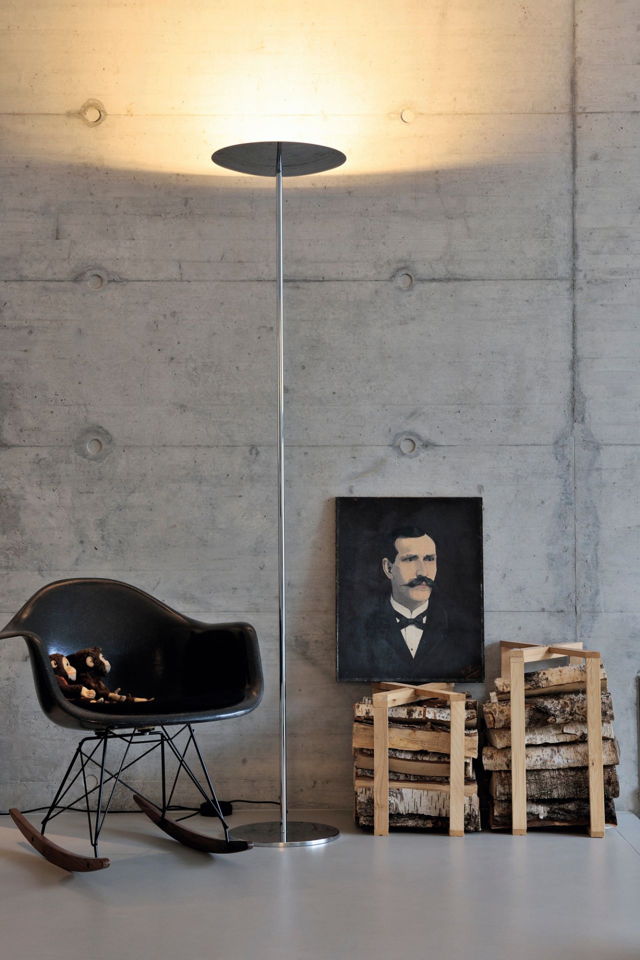 Classic LED Stehleuchte Belux in Schwarz, modernes Design mit indirektem Licht, für Wohnzimmer und Büro.