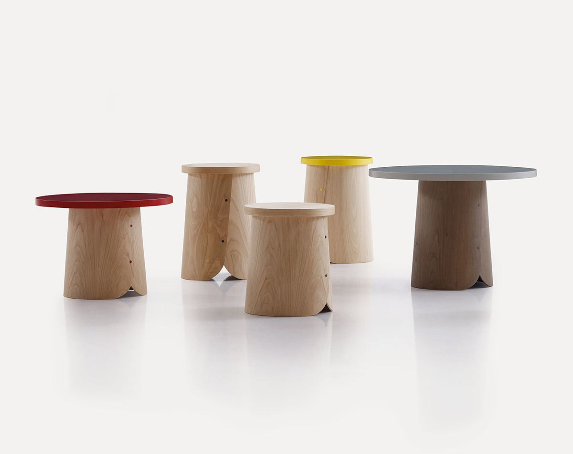 Fünf Tab Beistelltische von Sancal in verschiedenen Größen und Farben auf weißem Hintergrund.