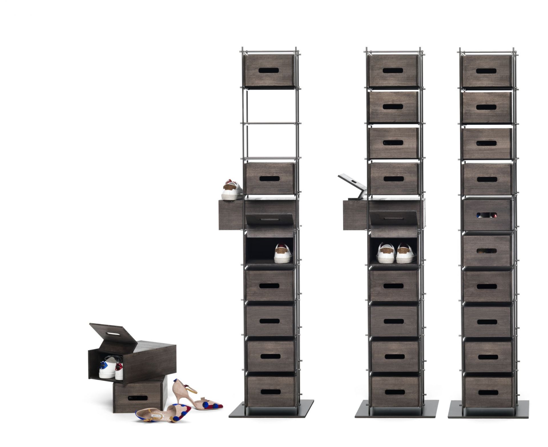 Manolo Schuhregal von Mogg: Modulares Regalsystem aus Holz und Metall, mit Schuhen dekoriert.