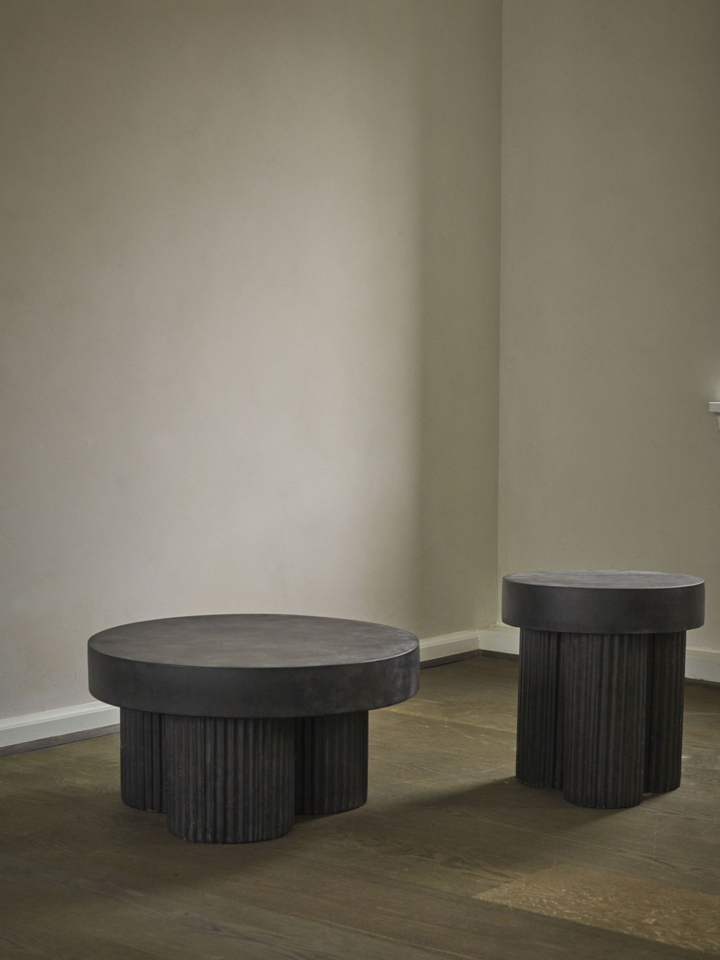 Norr11 Gear Beistelltisch und Couchtisch aus geriffeltem Beton in dunkler Farbe. Modernes Design.