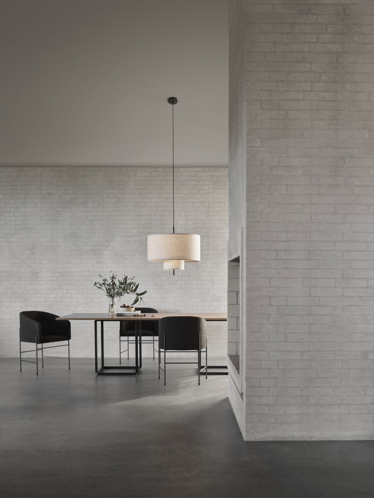 Beige Margin Pendelleuchte von New Works über Esstisch in modernem, minimalistischem Interieur.