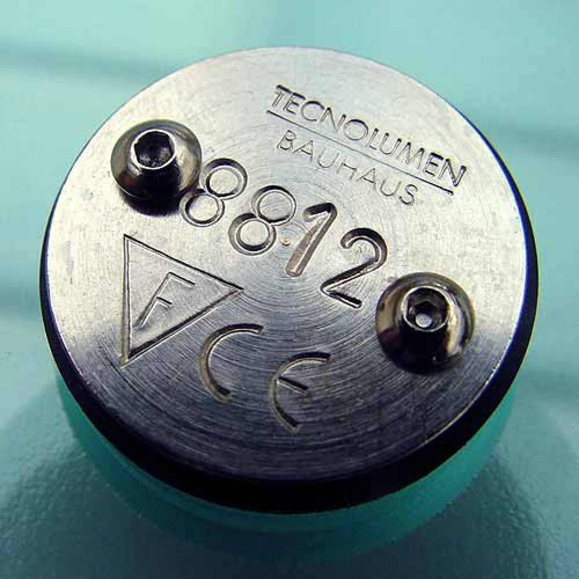 Detailaufnahme des Sockels der WA 23 SW Wagenfeld Tischleuchte von Tecnolumen mit Herstellerlogo und Seriennummer.