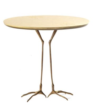 W50 Traccia Beistelltisch von Cassina mit runder Tischplatte und bronzefarbenem Fuß in Vogelform.