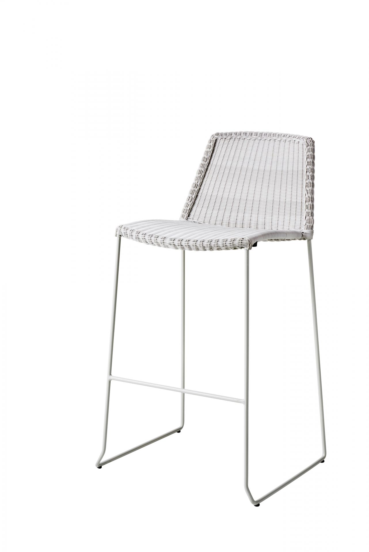 Weißer Breeze Barhocker von Cane-line mit grauem, geflochtenem Sitz und Rückenlehne für den Außenbereich.