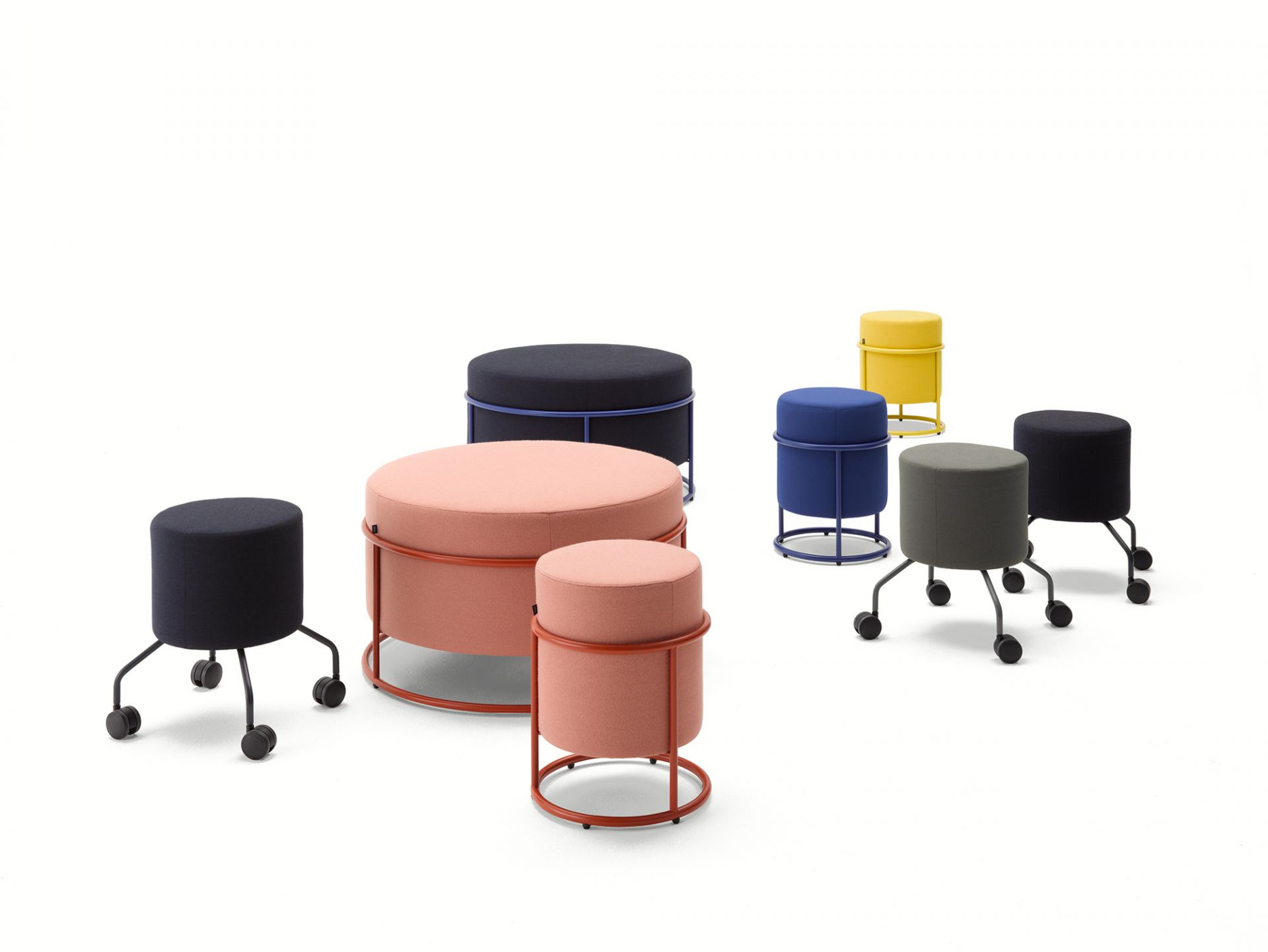 Mehrere farbige Drop Hocker von Cor, runde Sitzhocker mit Rollen und Metallgestell.