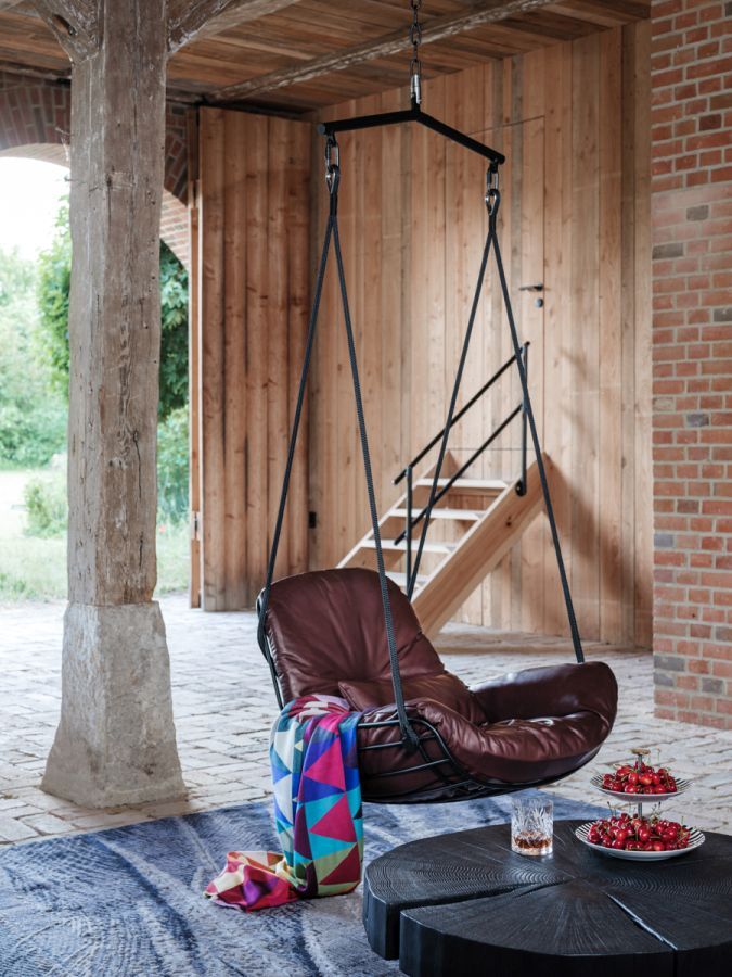 Leyasol Lounge Schwingsessel von Freifrau Manufaktur: Leder-Hängesessel für entspanntes Wohnen im Innenbereich.