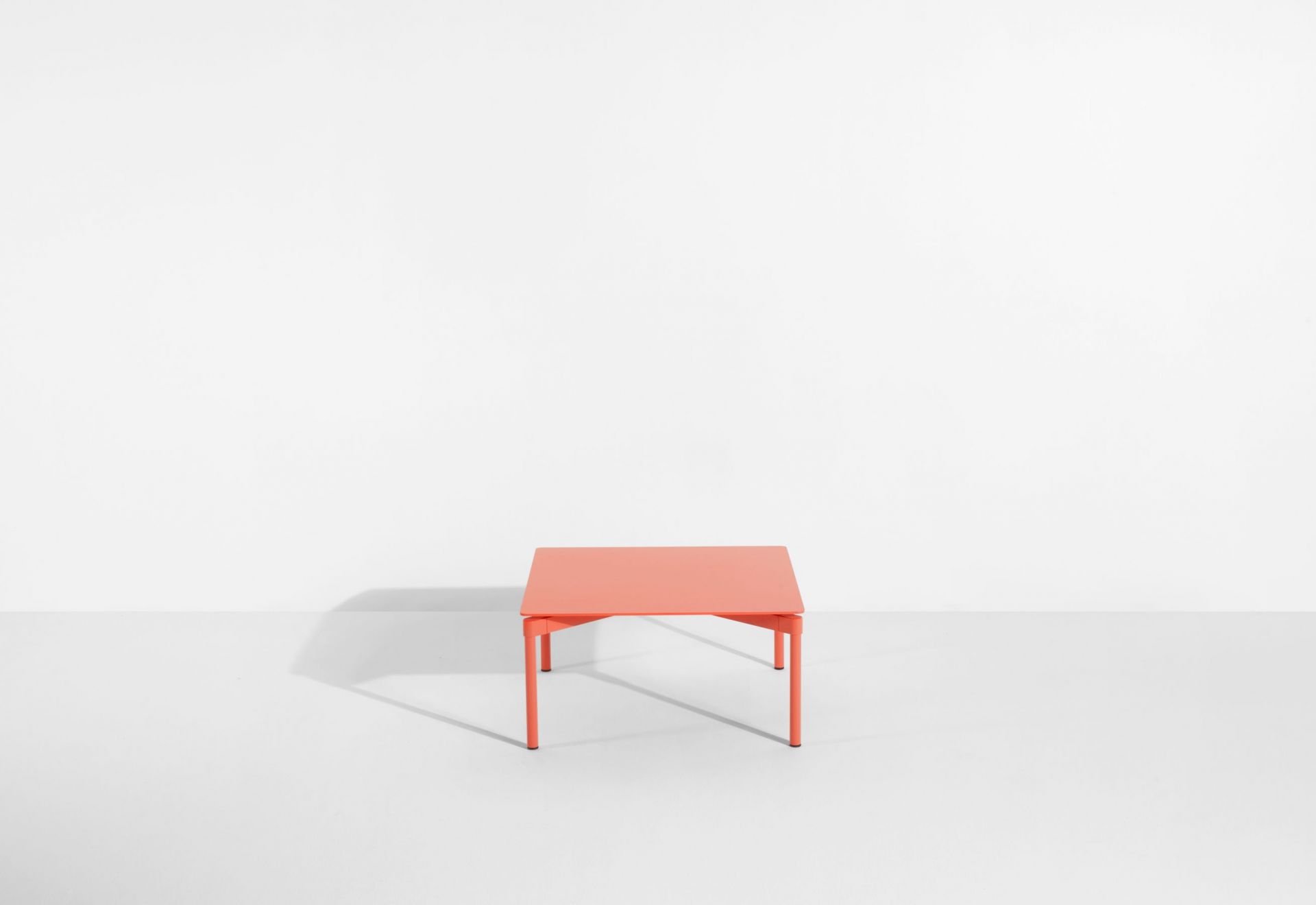 Korallfarbener Fromme Coffee Table Couchtisch von Petite Friture, quadratisch und minimalistisch.