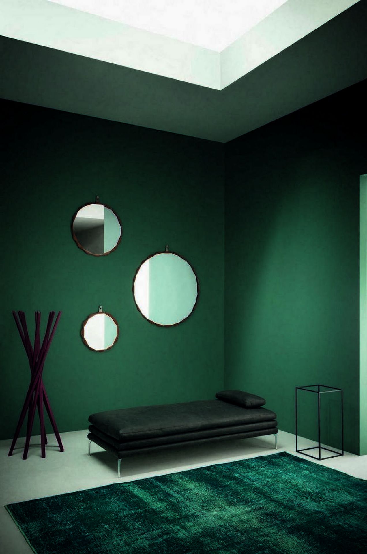 Raperonzolo Spiegel von Zanotta: Drei runde Wandspiegel mit Holzrahmen in modernem Wohnraum.