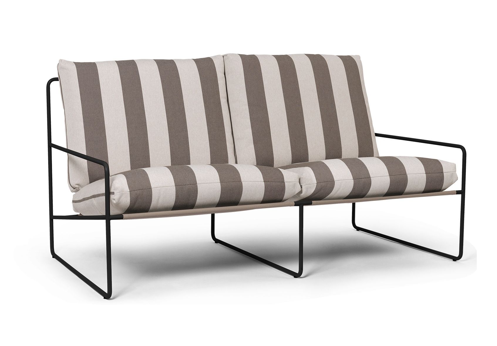 Desert 2-Sitzer Sofa von Ferm Living mit schwarzem Gestell und gestreiften Outdoor-Kissen.