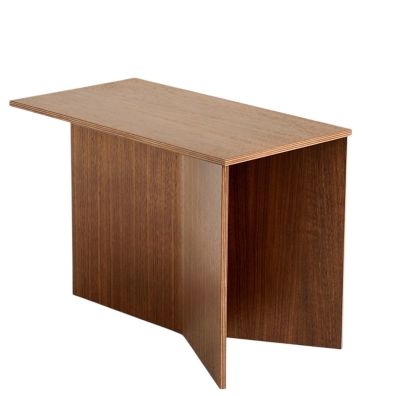 Hay Slit Table Wood Oblong, ein moderner Beistelltisch aus Holz in rechteckiger Form.