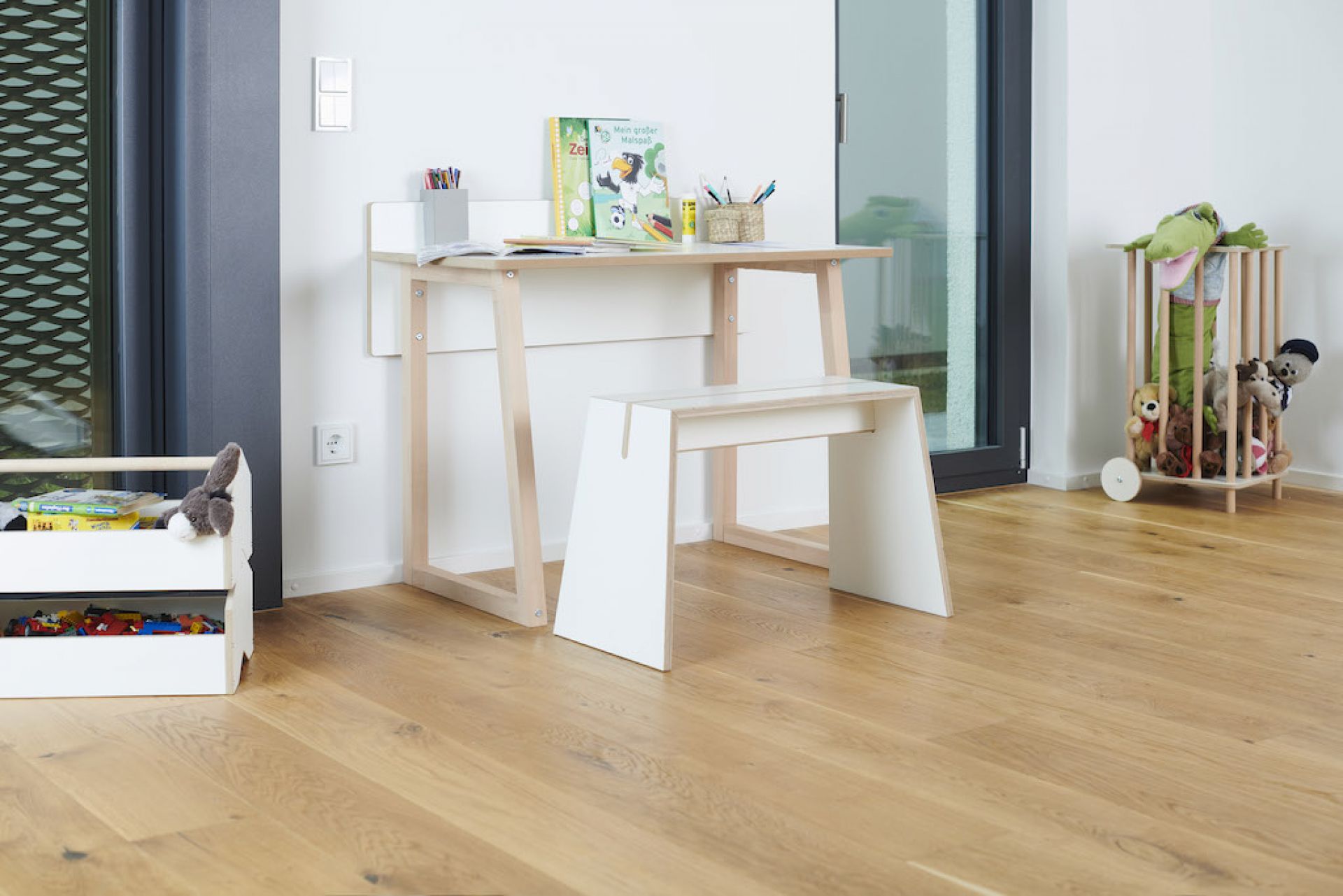 Tojo Kids Werk Schreibtisch mit Hocker im Kinderzimmer, Lernmöbel aus Holz und Weiß.