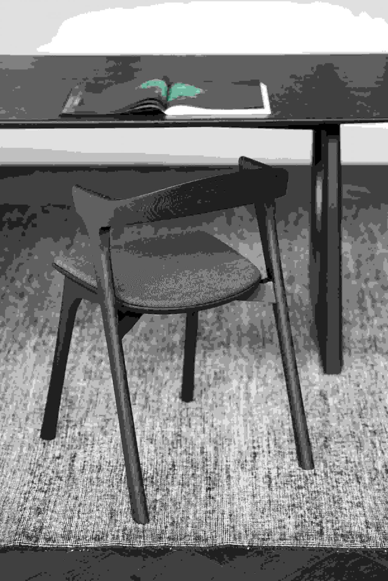 Bok Stuhl Eiche braun / Stoff Schwarz Ethnicraft