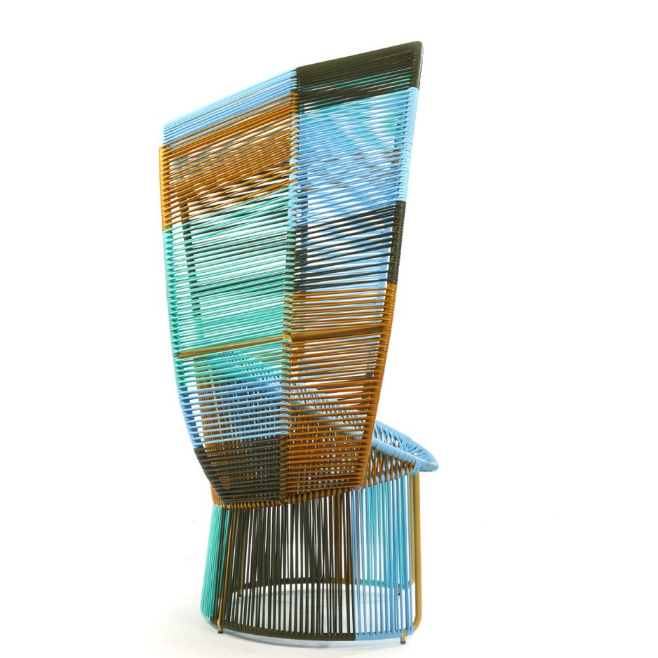 Cartagena Reina Outdoor Stuhl: Moderne Design Gartenstuhl mit farbigen Seilen und hohem Rücken.