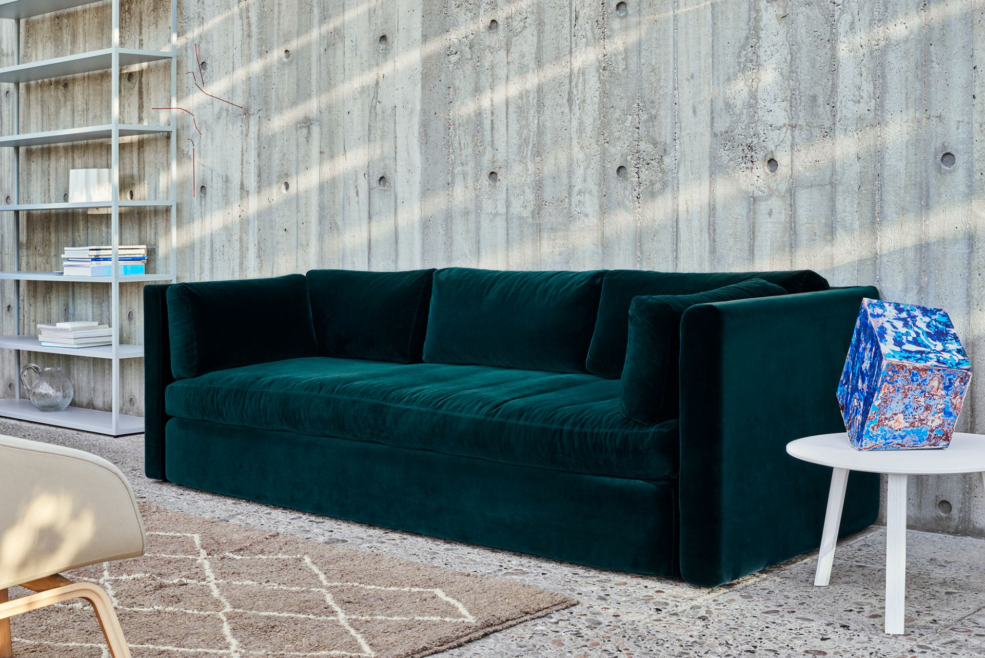 Weißer Hay Beistelltisch Bella Coffee Table (Ø 45 cm) neben einem grünen Sofa im modernen Wohnzimmer.