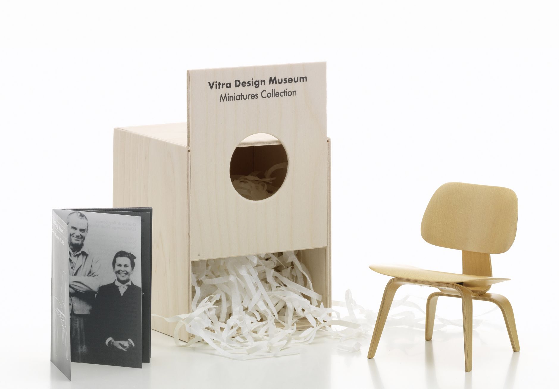 Vitra LCW Stuhl Miniatur [1945] aus Holz mit Verpackung und Broschüre. Designklassiker.