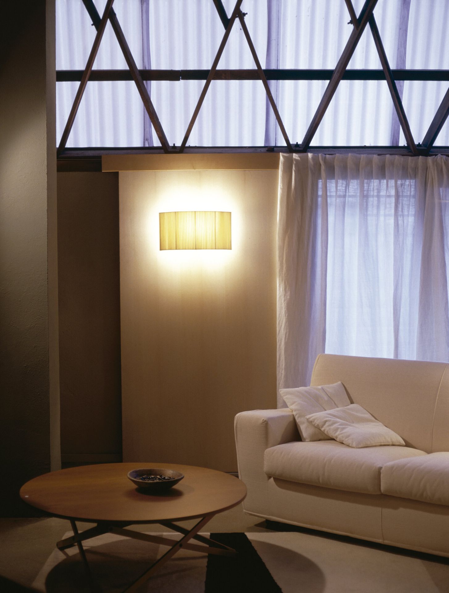 Innenaufnahme mit rechteckiger Comodín Wandleuchte von Santa & Cole in Green Raw Color.