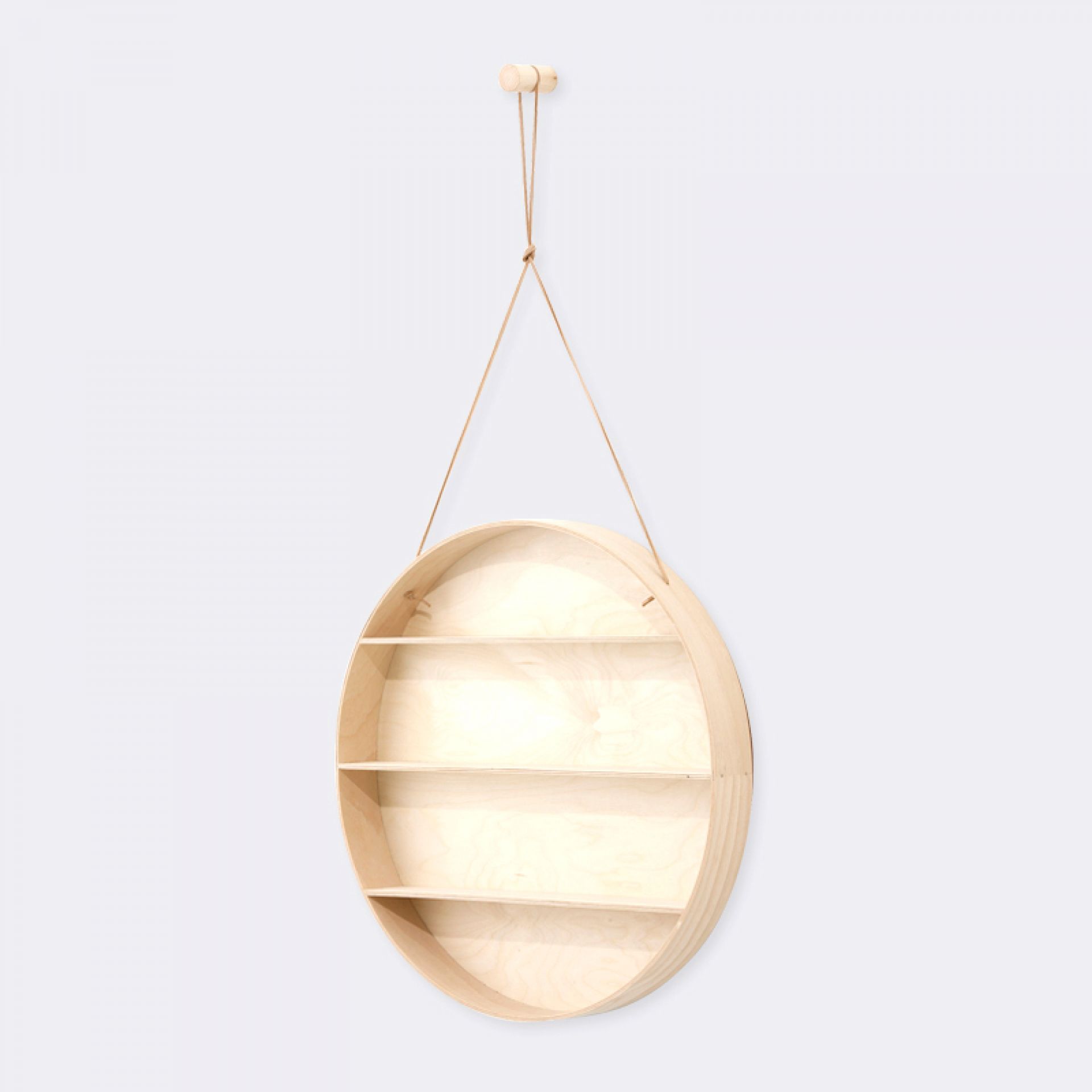 The Round Dorm Hängeregal von Ferm Living, rundes Holzregal mit vier Ablageflächen und Aufhängung.