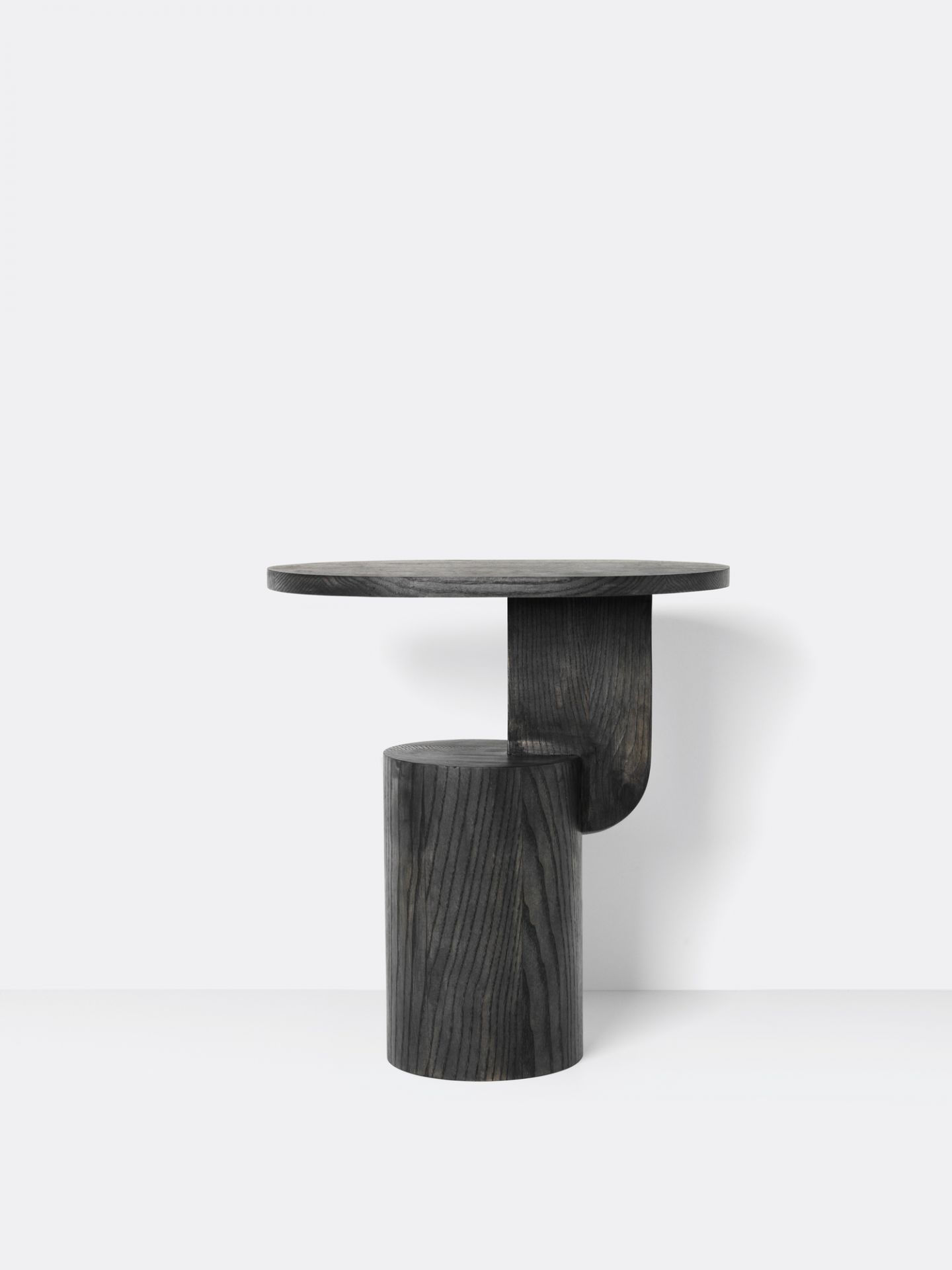 Insert Side Table von Ferm Living, runder Beistelltisch aus dunklem, gebeiztem Holz.