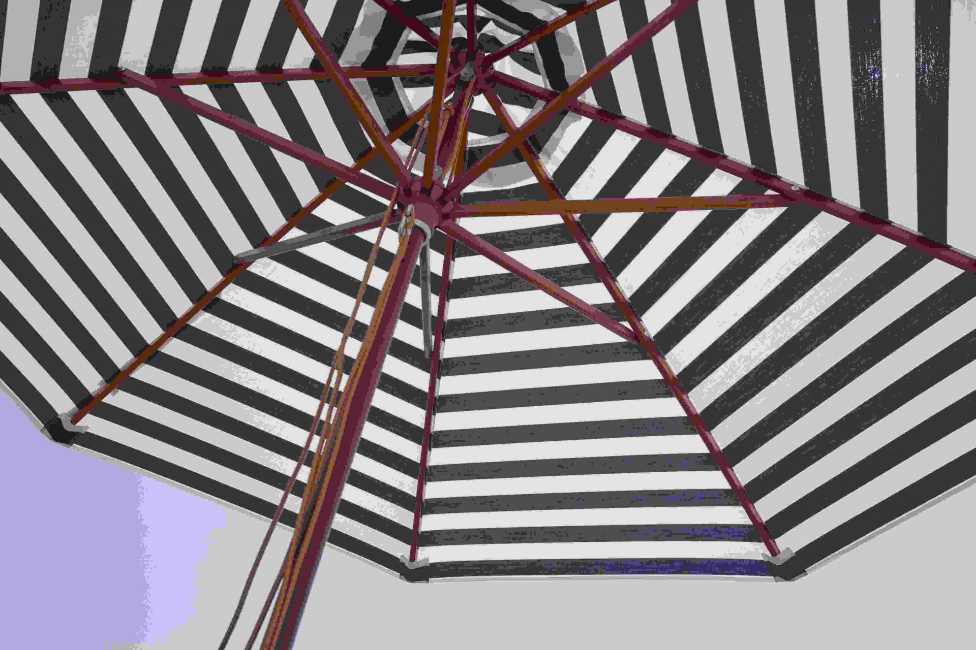 Ansicht von unten des Messina Sonnenschirms von Skagerak in Off-White mit Streifenmuster.