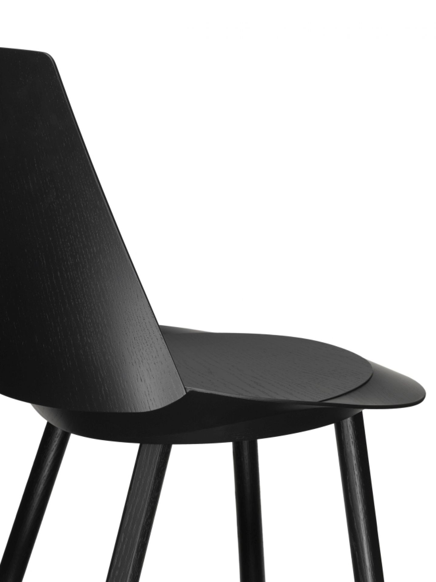 Detailansicht des schwarzen CH04 Houdini Stuhls von e15, gefertigt aus gebeizter Eiche. Designstuhl für Esszimmer.