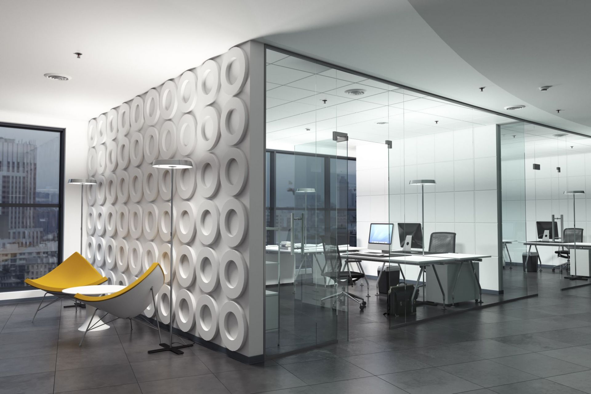 Moderner Büroraum mit Koi-S Stehleuchten, USM Haller Möbeln und Glaswänden.