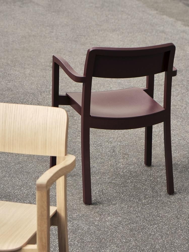 Pastis Armlehnstuhl von Hay aus Eiche, burgunderrot und natur, minimalistisches Design.