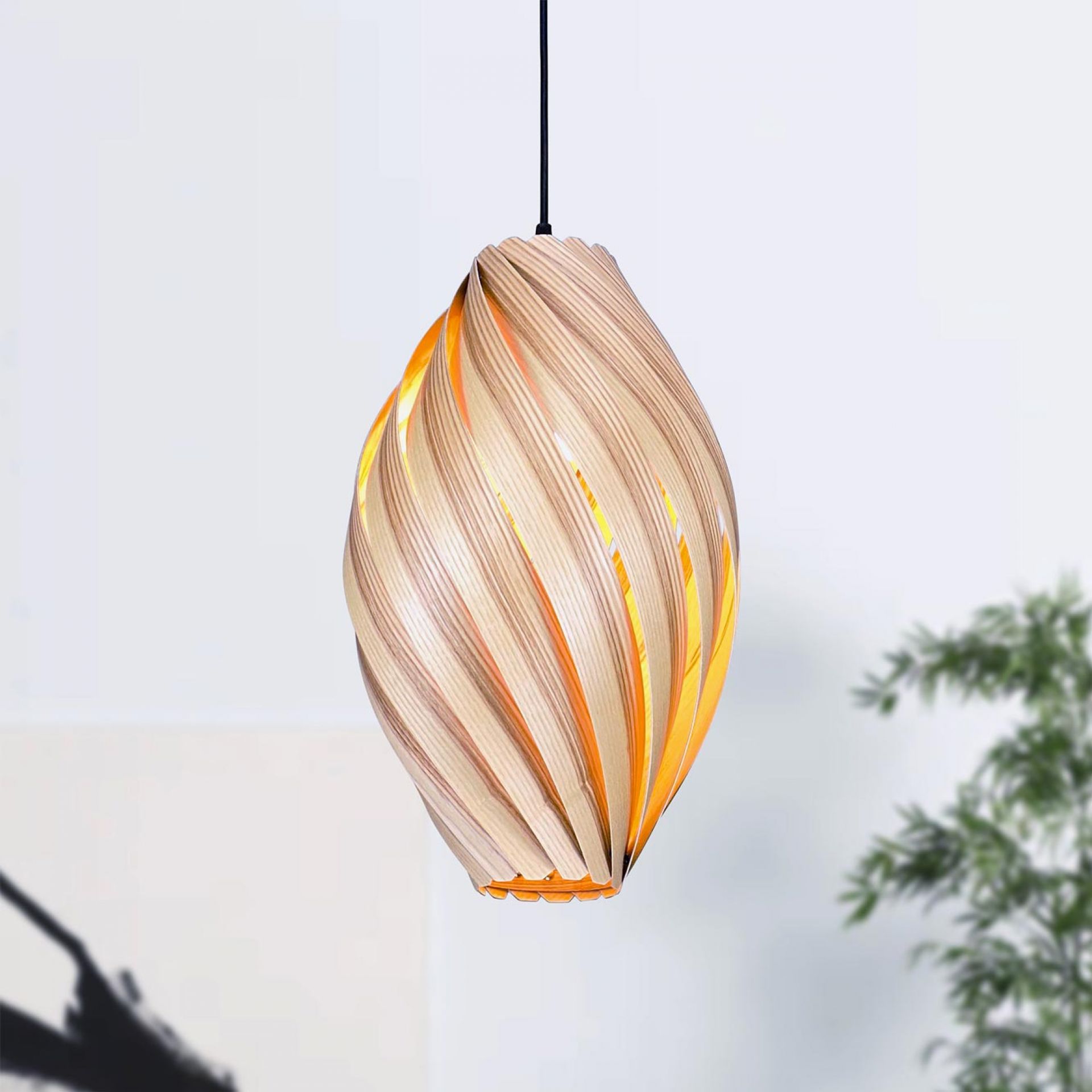 Ardére Hängeleuchte aus Olivesche: Runde, spiralförmige Holzlampe für Wohnzimmer und Esszimmer.