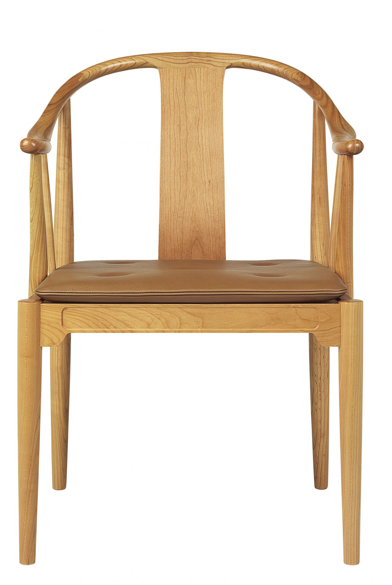 Frontansicht des China Chair Stuhls von Fritz Hansen mit braunem Lederkissen.