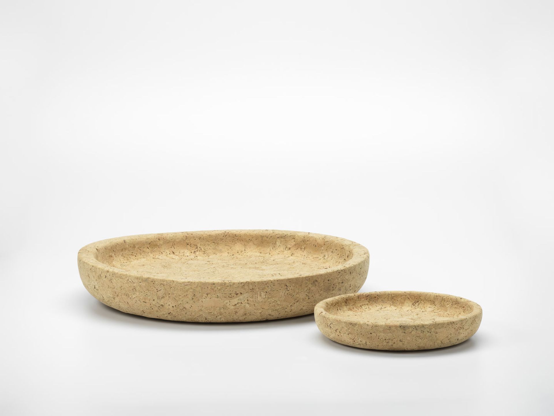 Zwei Korkschalen von Vitra, eine große und eine kleine, auf weißem Hintergrund.
