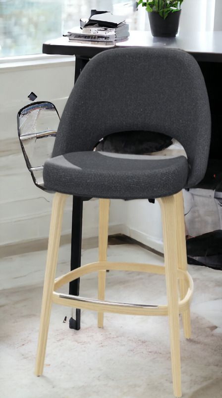 Grauer Saarinen Barhocker von Knoll International mit Holzbeinen und Fußstütze. Moderner Barstuhl für Küche oder Bar.