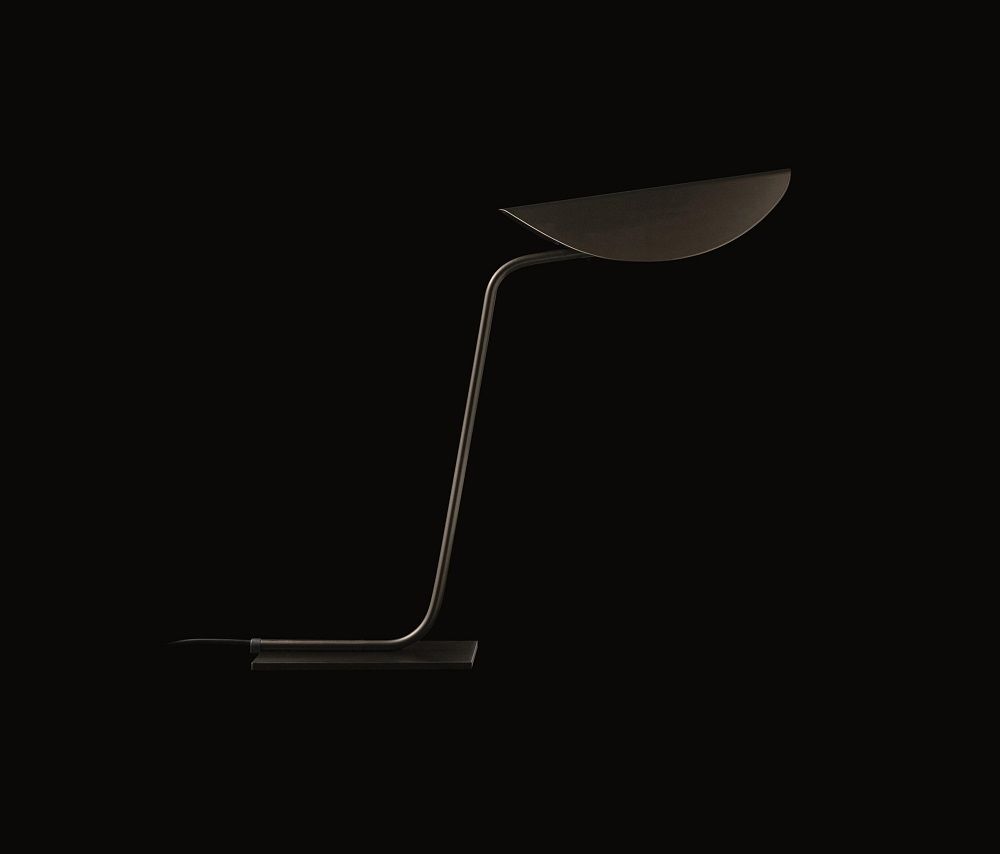 Plume Tischleuchte von Oluce: Elegante, moderne Tischlampe in dunklem Metall auf schwarzem Hintergrund.