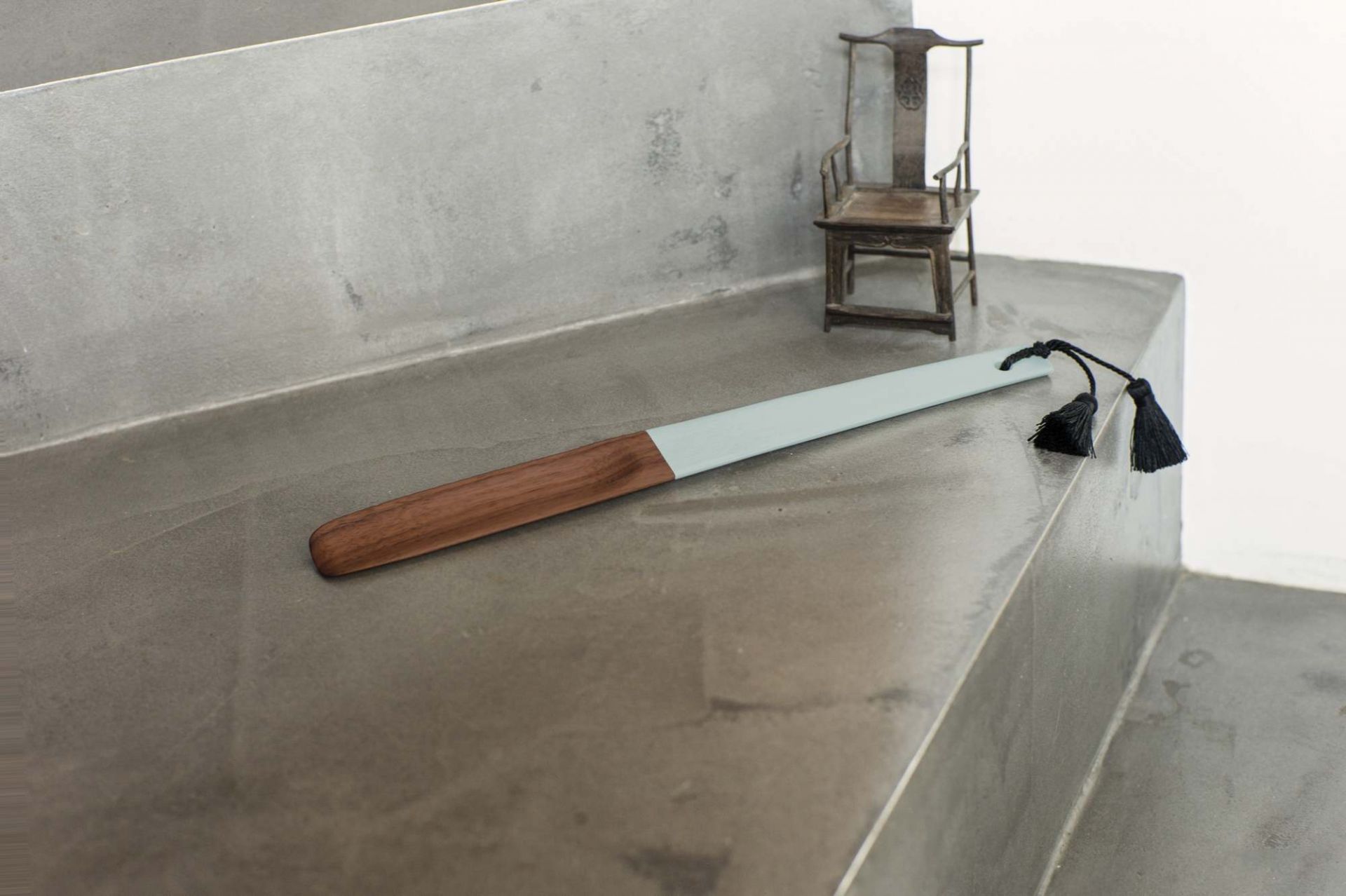 Schönbuch Loafer Schuhlöffel aus Holz und hellem Kunststoff mit schwarzen Quasten. Edler Schuhanzieher.