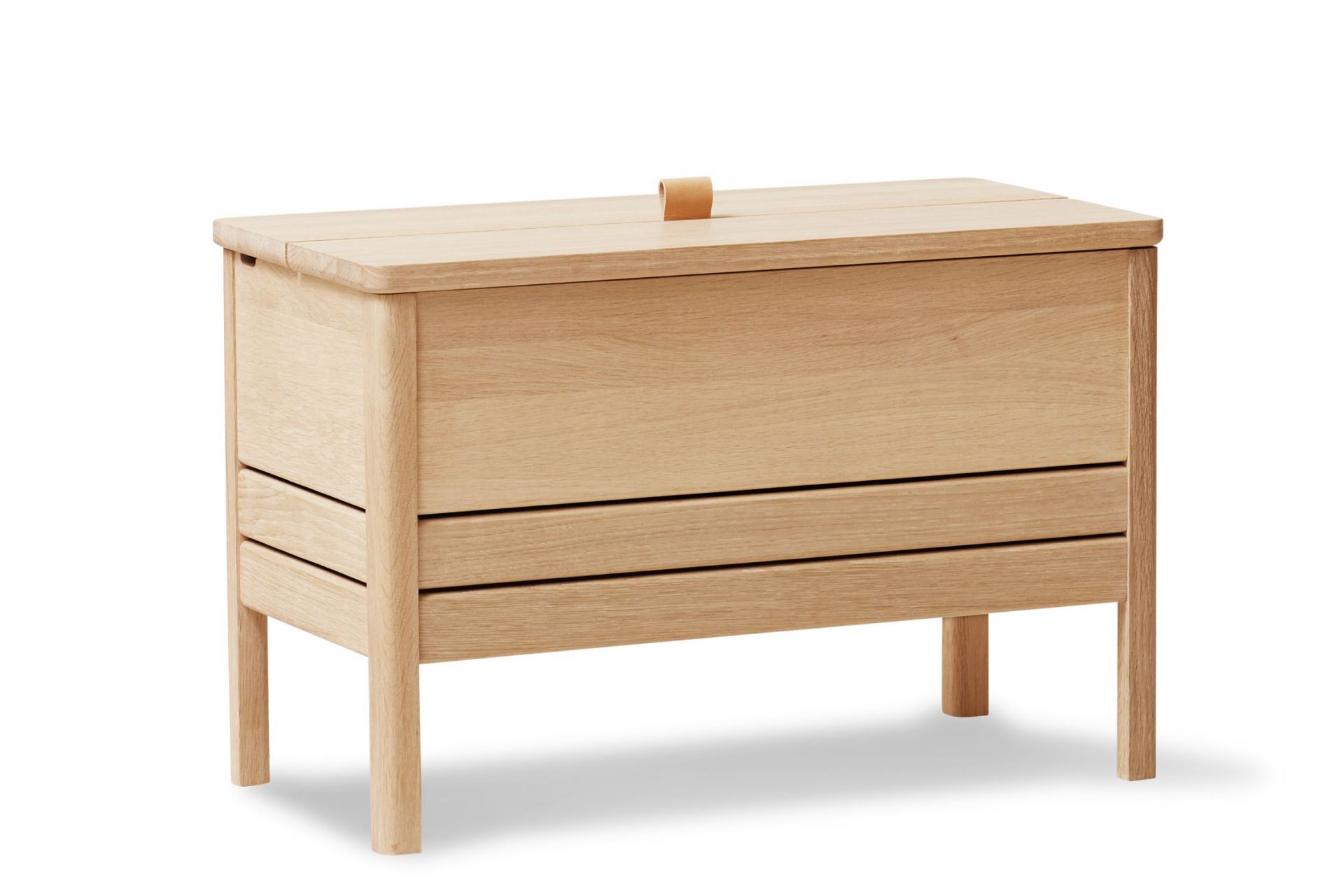 A Line Truhenbank aus Eiche, weiß geölt, mit Deckel und Stauraum.