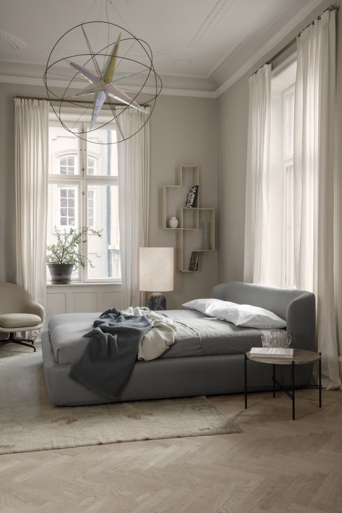 TS Coffee Table 80 Couchtisch von Gubi mit weißer Marmorplatte in stilvollem Schlafzimmer-Ambiente.