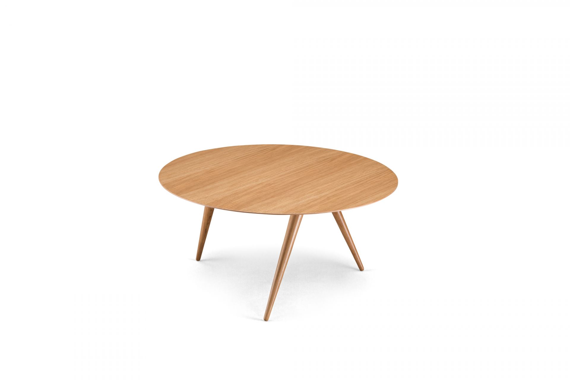 Turn low Beistelltisch von Maigrau: Runder, niedriger Couchtisch aus Eiche Natur mit drei Beinen.