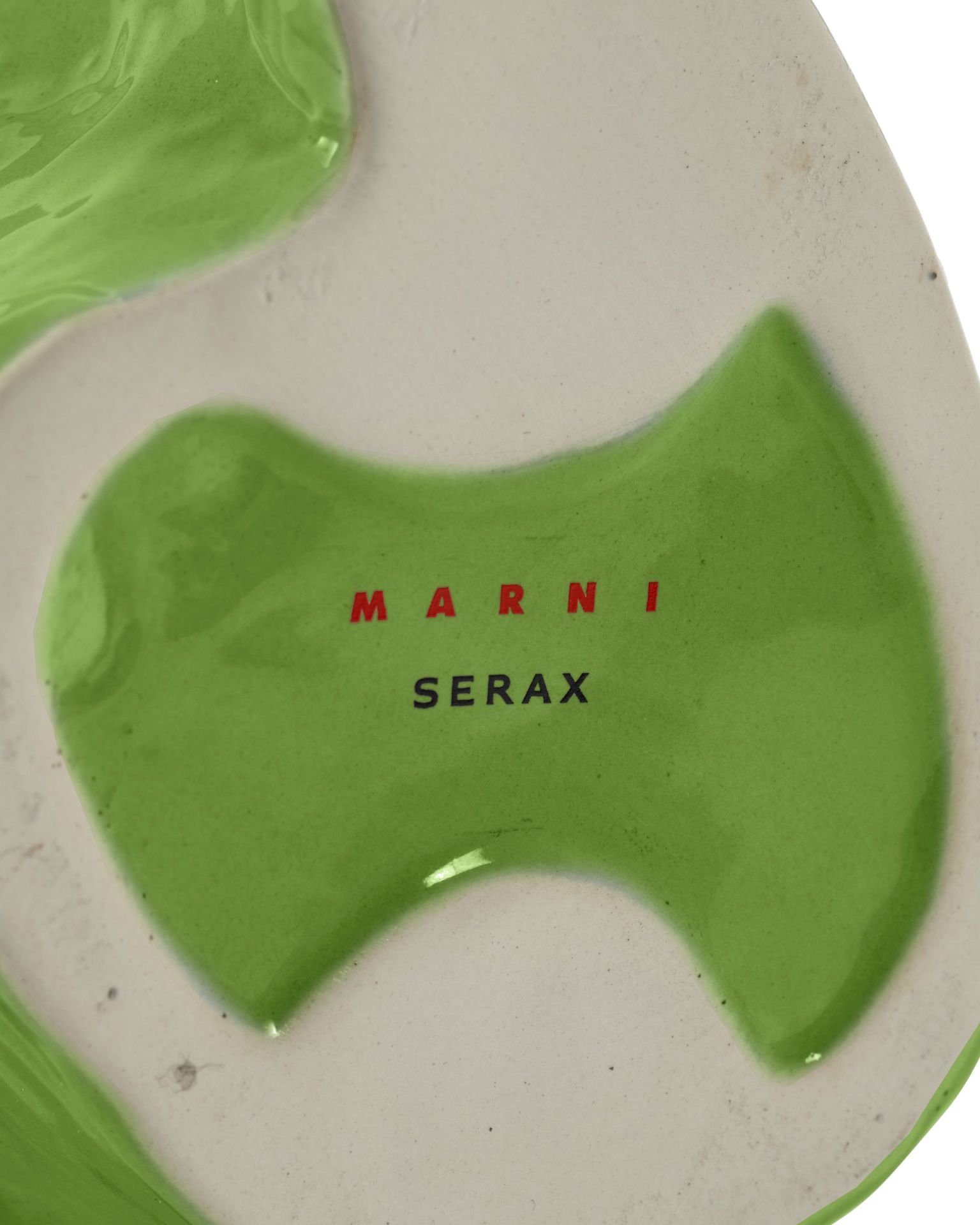 Detailaufnahme des Bodens einer grünen Serax Eule Vase mit dem Aufdruck "MARNI SERAX".