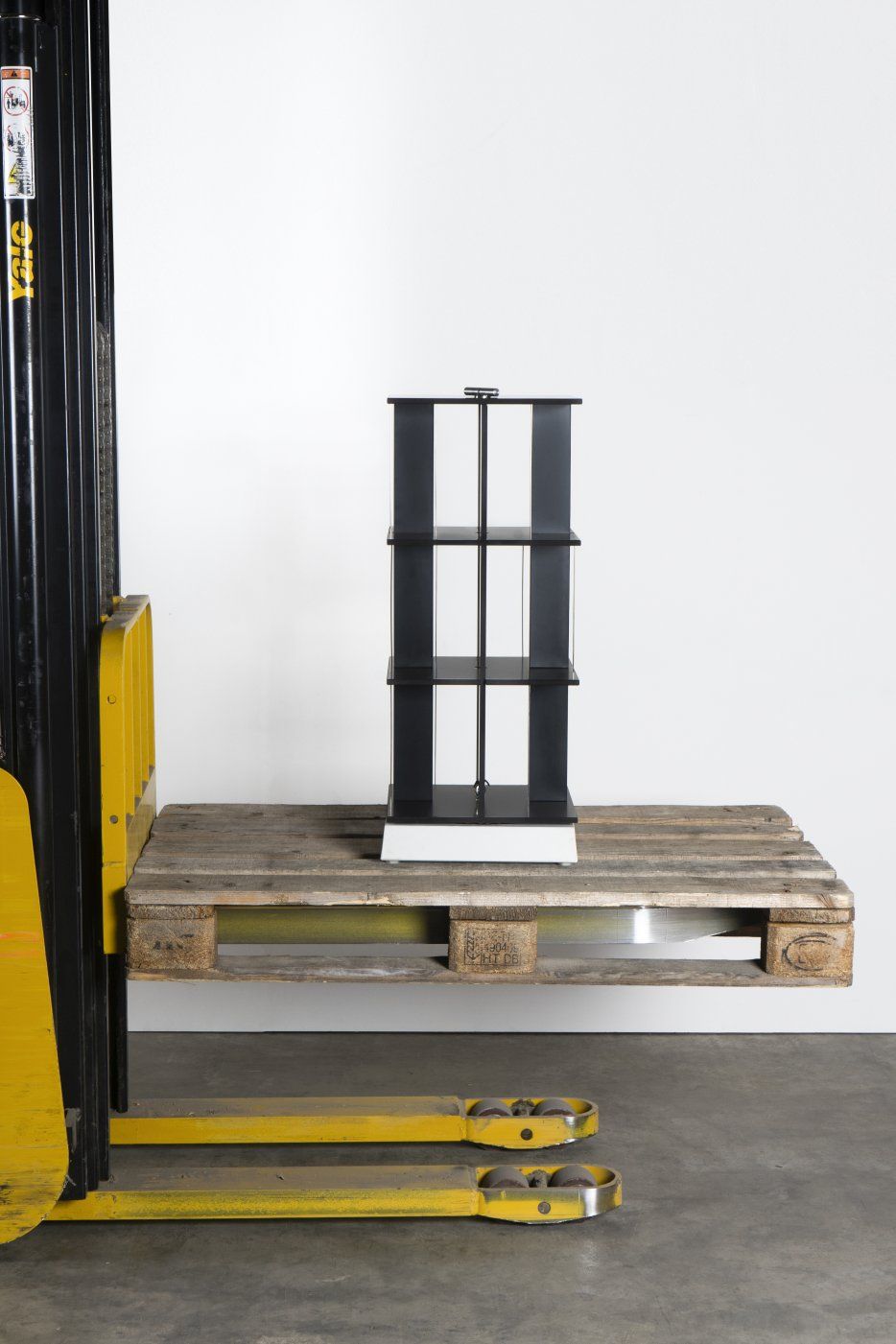 Buchstabler Bücherturm, DVD-Regal Nils Holger Moormann