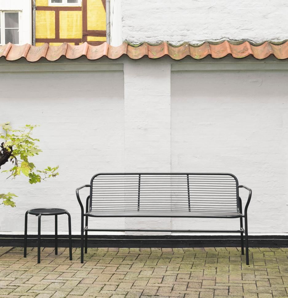 Schwarze Vig Dining Bench Bank von Normann Copenhagen für den Außenbereich mit passendem Hocker.