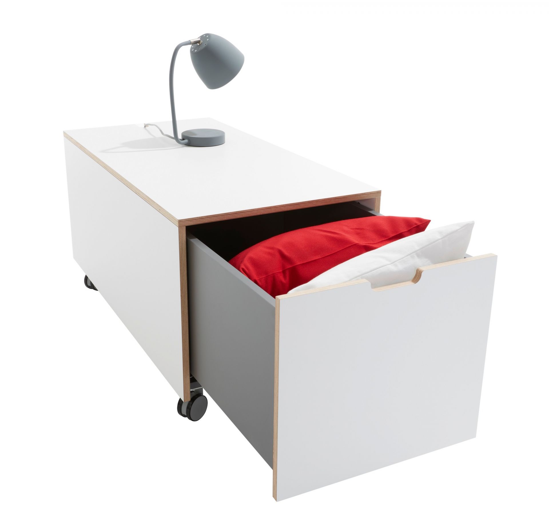 Weißer Komfort Bettkasten mit Schubkasten auf Rollen von Müller Möbelwerkstätten, gefüllt mit Kissen.