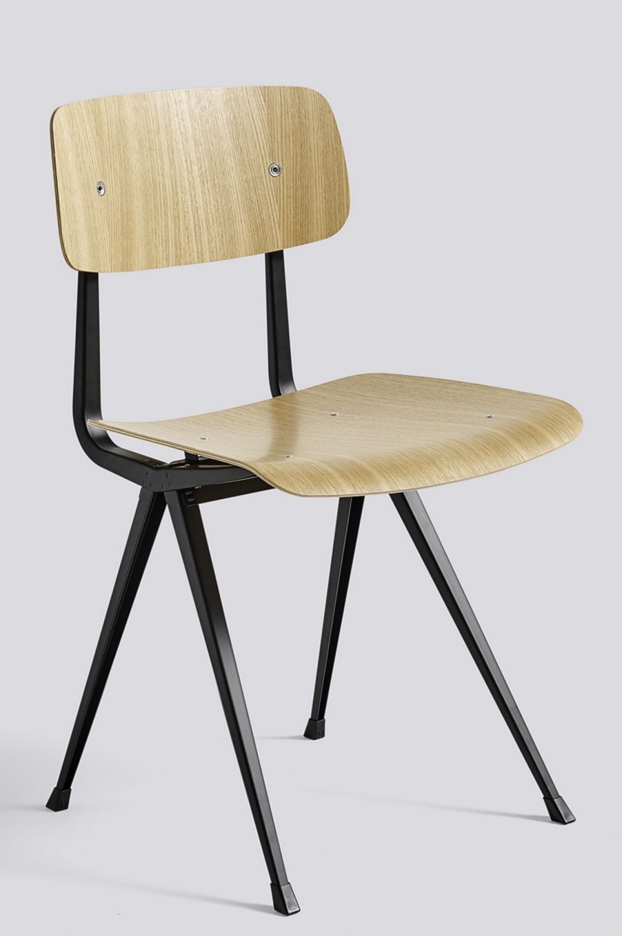 Hay Result Chair Stuhl mit hellem Holz und schwarzem Metallgestell, modernes Design für Esszimmer und Büro.