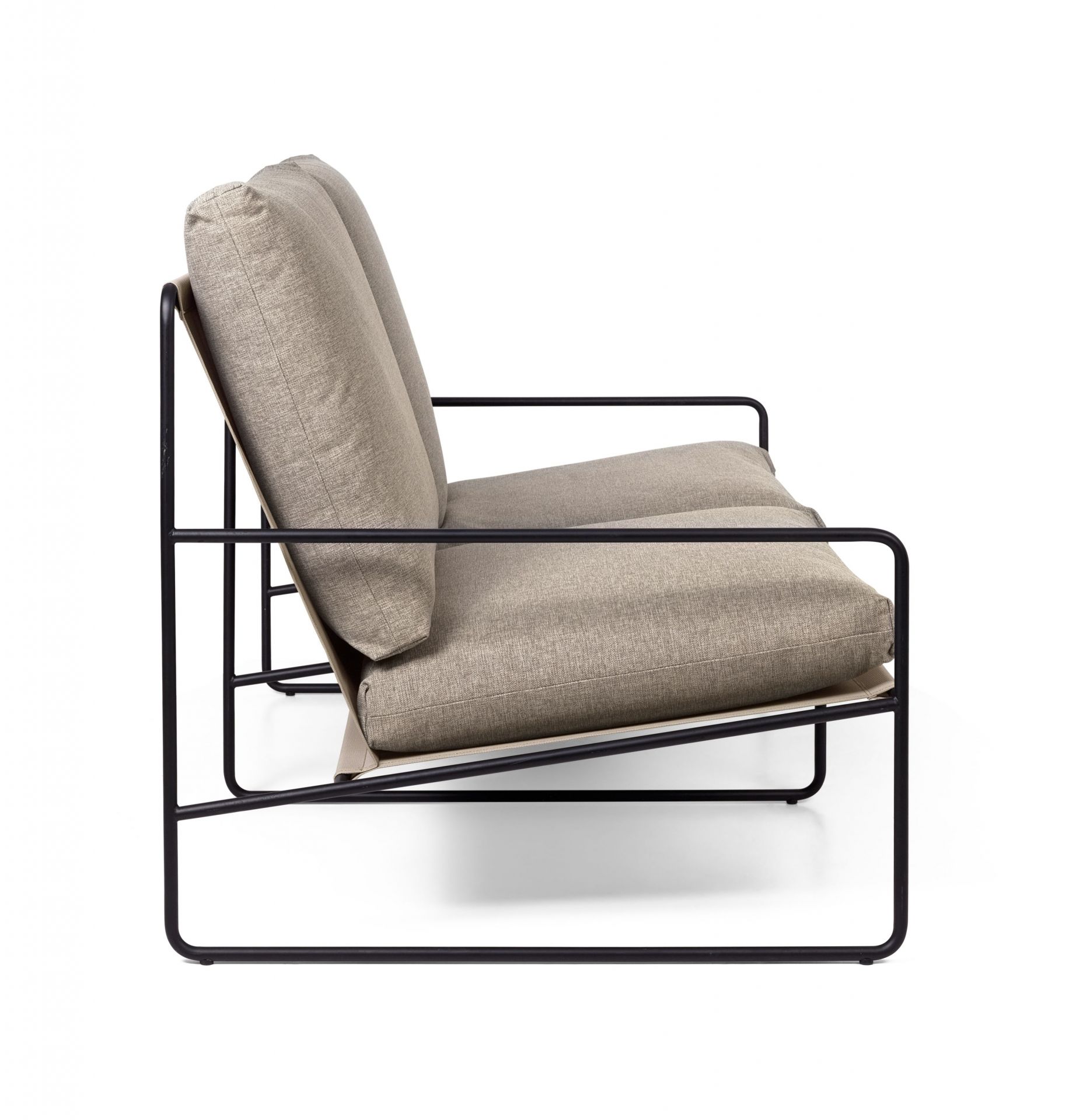 Seitenansicht des Desert Outdoor Sofas von Ferm Living mit schwarzem Gestell und beigen Kissen.