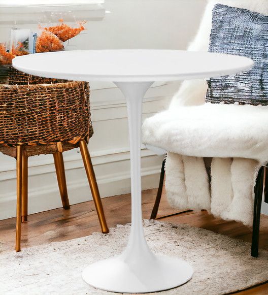 Weißer Saarinen Beistelltisch/Couchtisch von Knoll International mit ovaler Tischplatte und zentralem Fuß. Moderner Designklassiker für Wohnzimmer.