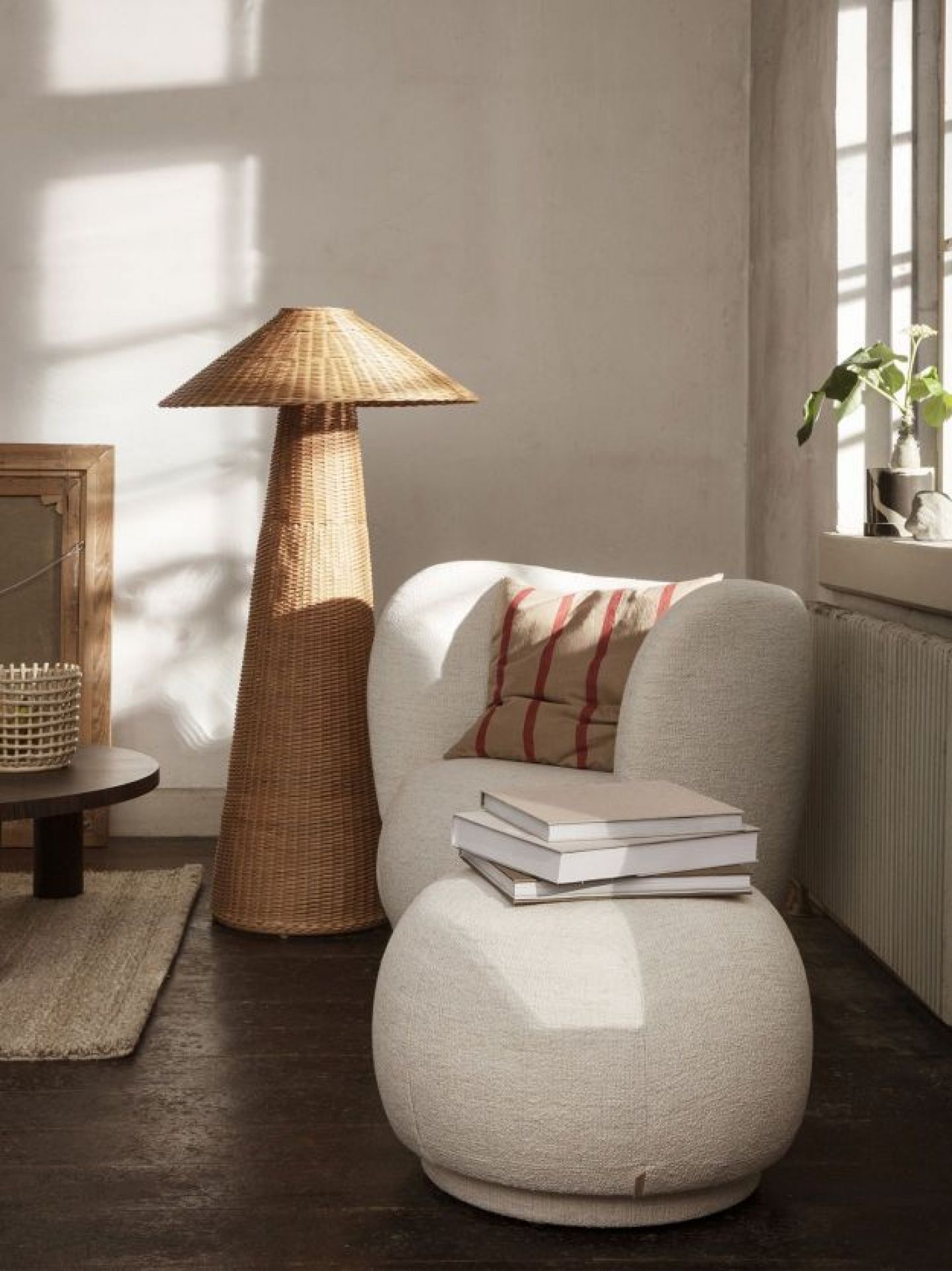 Dou Floor Lamp Stehlampe von Ferm Living aus Rattan im Wohnzimmer neben Sessel.
