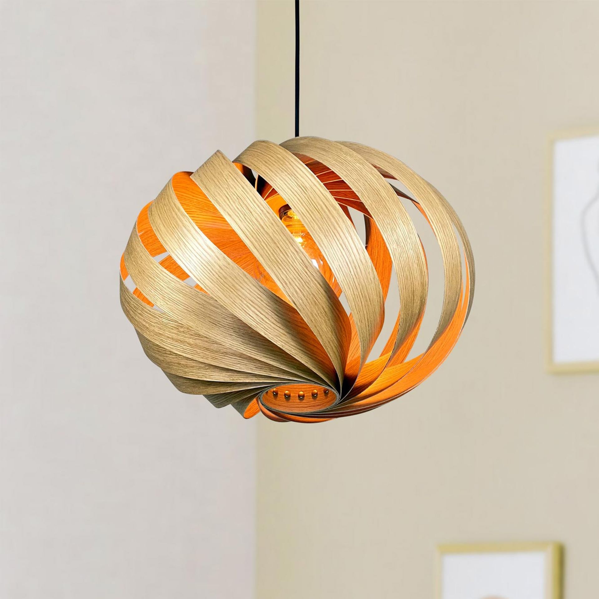 Serentia Hängeleuchte aus Eiche, Ø55 cm, spiralförmiges Design, moderne Pendelleuchte für Wohnzimmer und Essbereich.