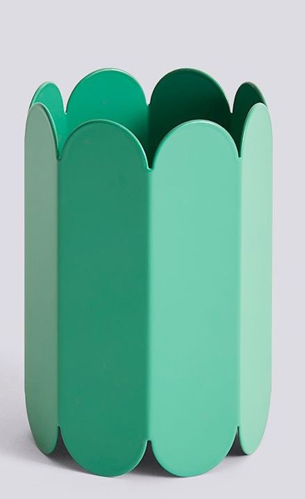 Grüne Arcs Vase von Hay, eine moderne Blumenvase aus Metall mit wellenförmigem Rand.