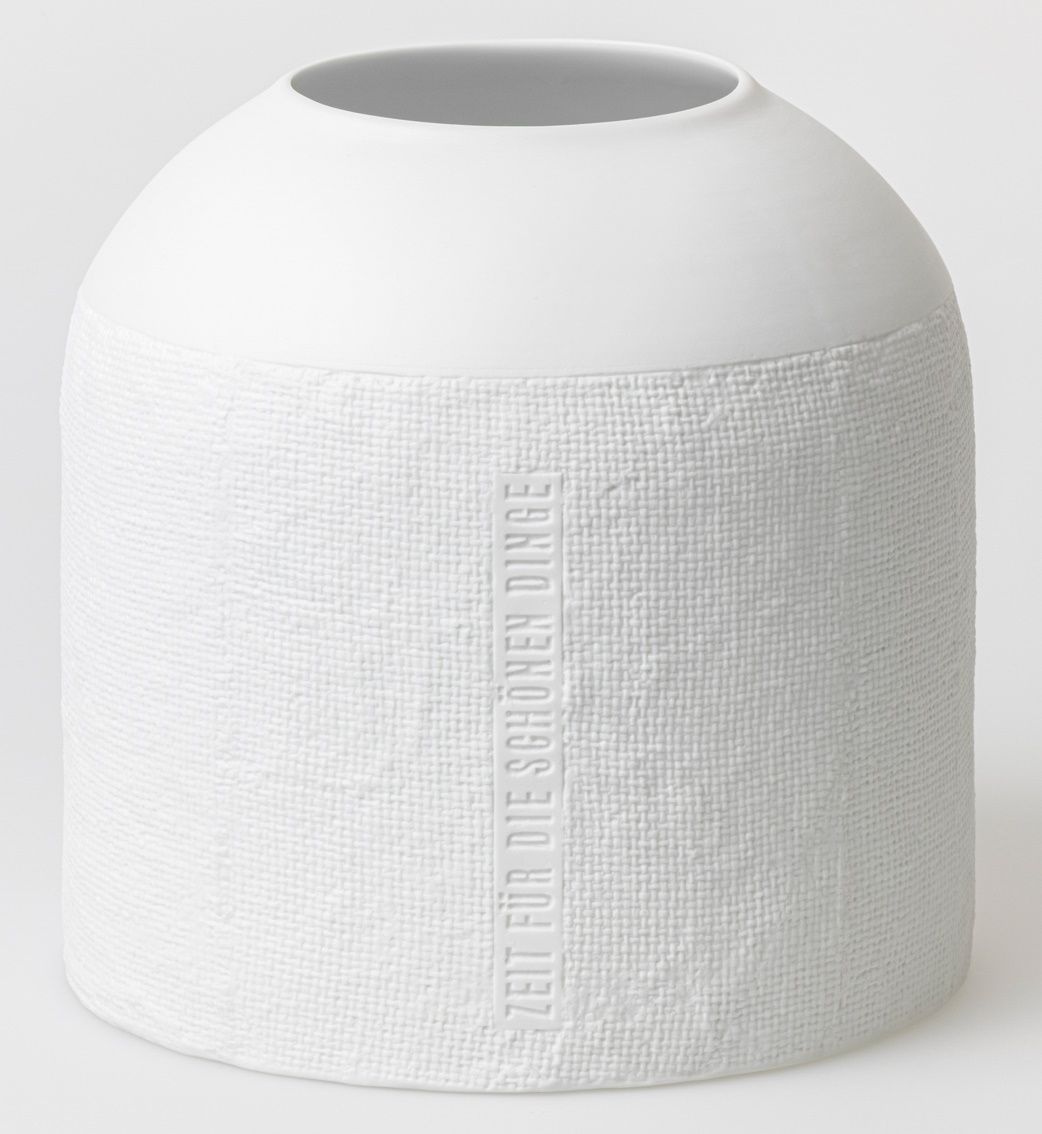 Weiße Formsprache Vase von Räder, mit Textur und Aufschrift "Zeit für die schönen Dinge".