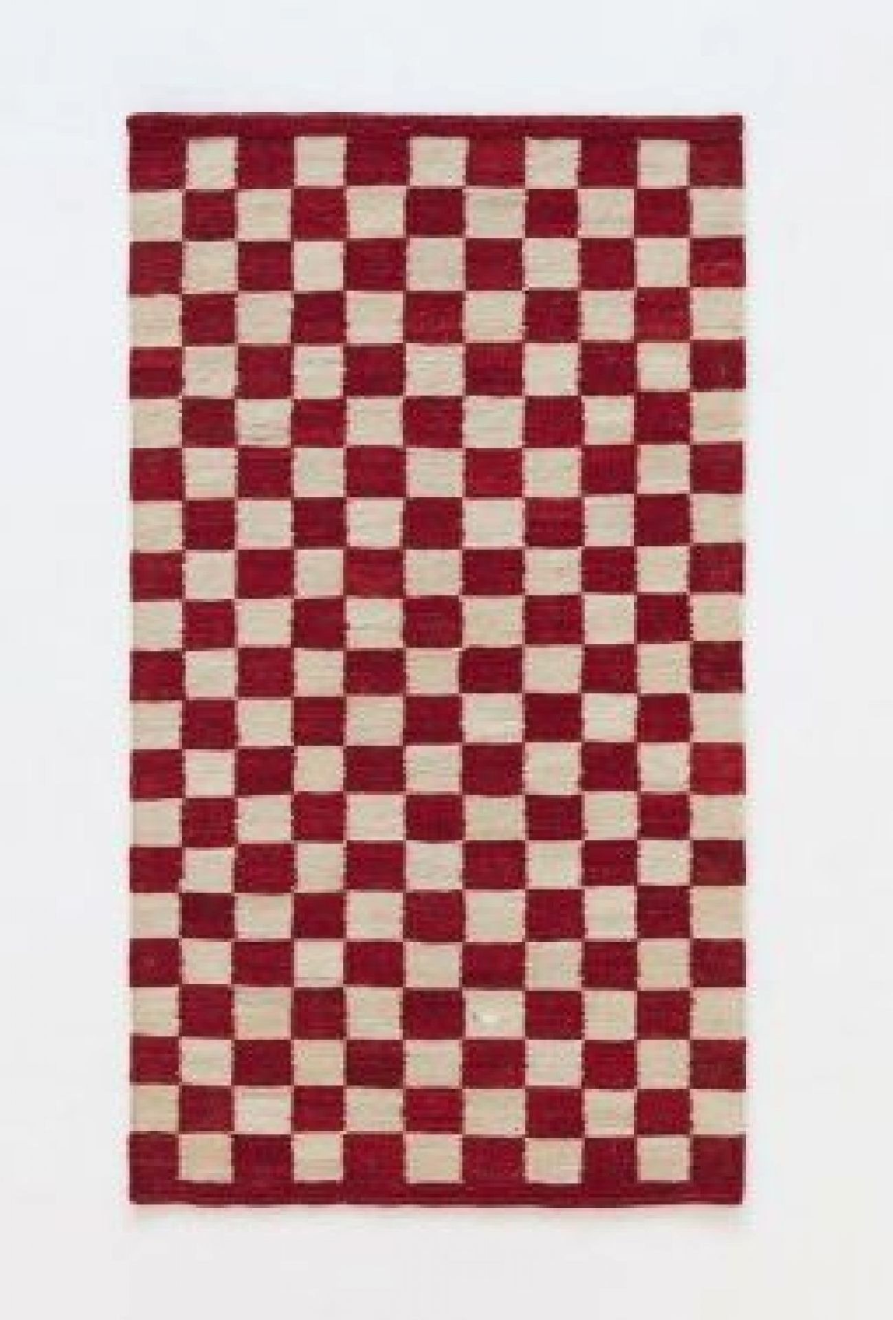 Nanimarquina Teppich mit rot-beigem Schachbrettmuster. Hochwertiger Design Teppich für Wohnzimmer und Schlafzimmer.