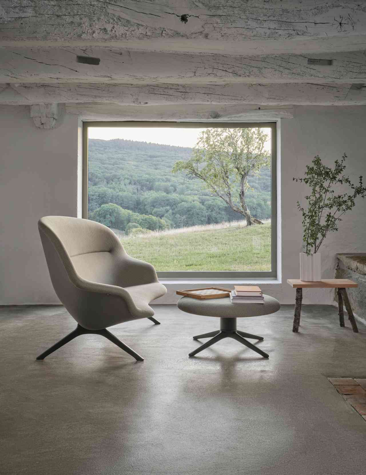 Abalon Platform Ottoman von Vitra: Beiger Hocker mit schwarzem Fuß im Interieur.