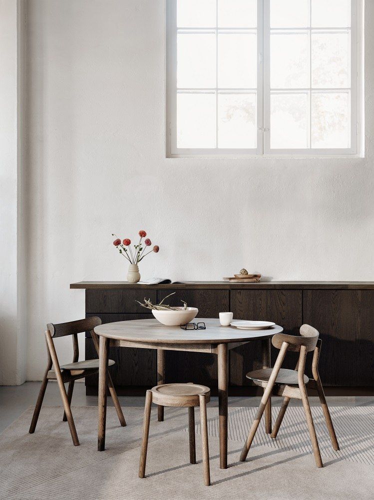 Expand Circular Esstisch Eiche geräuchert mit Stühlen und Hocker. Runder Holztisch für Esszimmer.