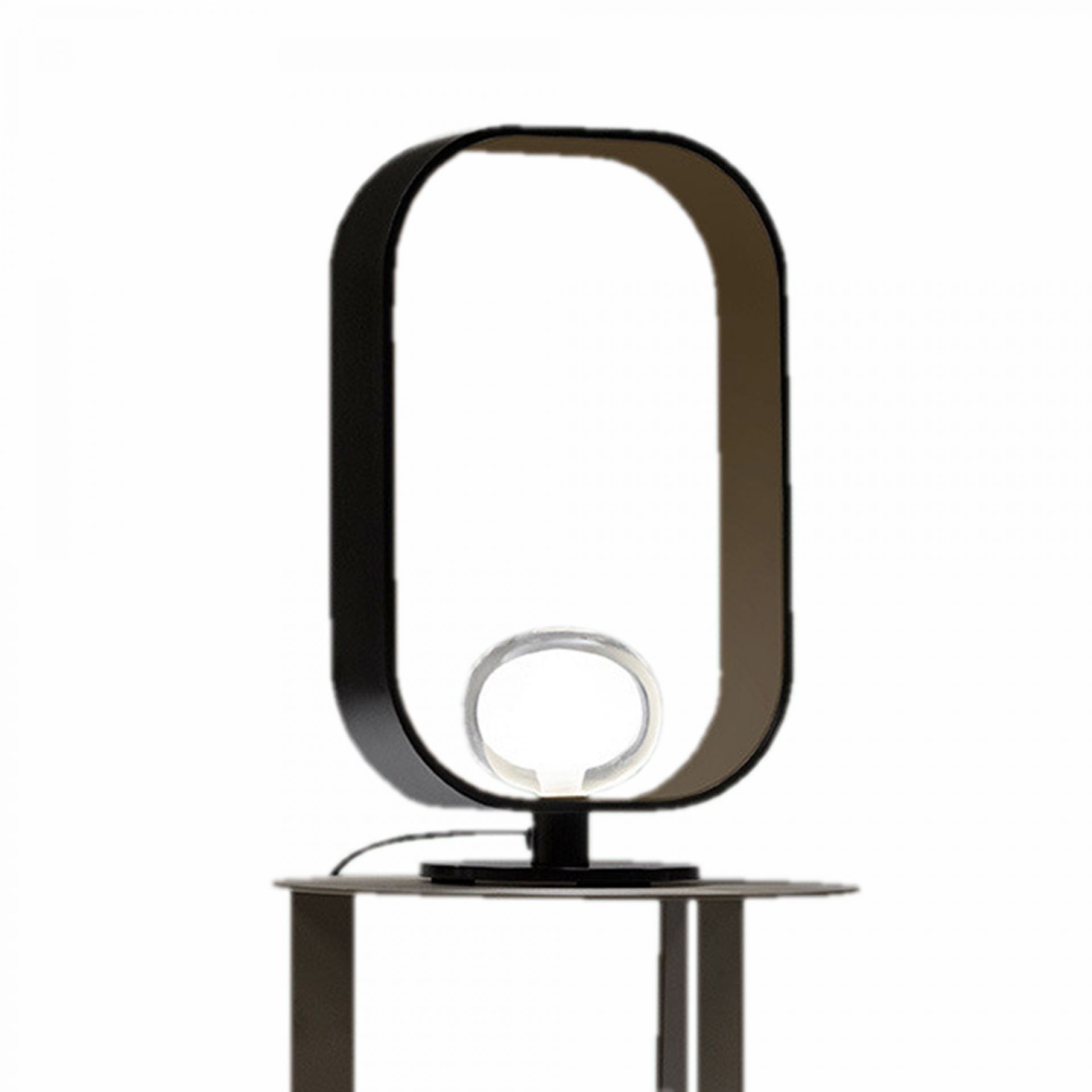 Filipa Tischleuchte von Tooy: Moderne Lampe mit schwarzem Rahmen und kreisförmigem Leuchtmittel.